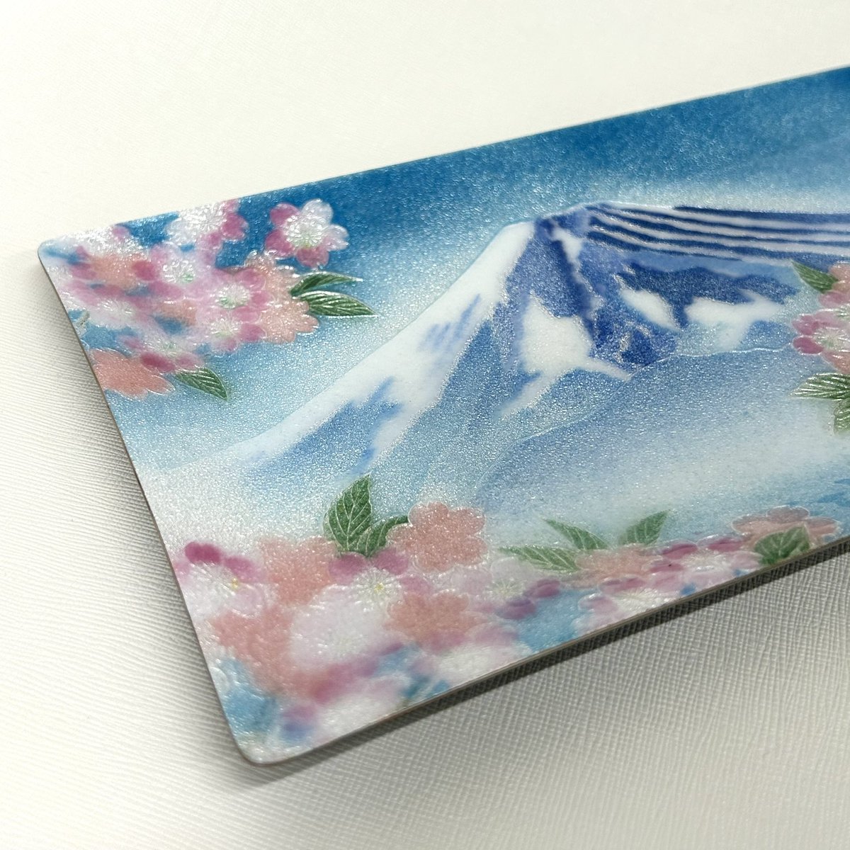 show_mon_art's tweet photo. A finely crafted cloisonné plate made by a workshop with nearly 50 years of experience.

Mount Fuji beneath a clear blue sky, surrounded by cherry blossoms in full bloom—beautifully rendered through traditional craftsmanship.

#cloisonné
#mtfuji 

https://t.co/f9fAHuPwYL https://t.co/a3GTCSqPsK
