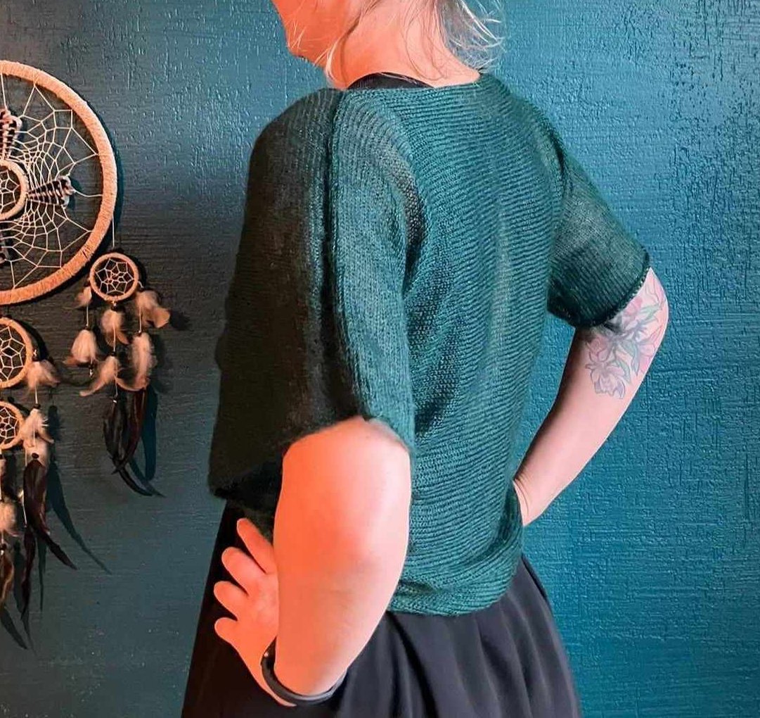 SuperSoftKnits's tweet photo. mohair & silk cropped bolero 🧶 Handmade, short sleeves, twist design — perfect for yoga or layering #handmade #knitwear #yogasweater #croppedsweater #mohair #bolero
https://t.co/uAxke2bEK2 https://t.co/zCAhfvS7iv