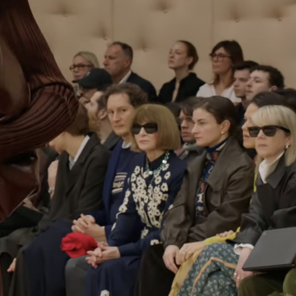 ละพี่เก่งนั่ง front row ฝั่งตรงข้ามแอนนา วินทัวร์ อดีตบก.บริหารของโว้ก ผู้กำหนดทิศทางแฟชั่นแต่ละปี แล้วก็เป็นประธานงาน Met Gala อะ 
ใครเข้าใจชั้นบ้าง 😭😭😭😭😭

KENG WITH FERRARI FW26
#FERRARIXKENGHARIT
#KENGHARITWITHFERRARI
#FerrariFW26
#Ferrari #MFW26