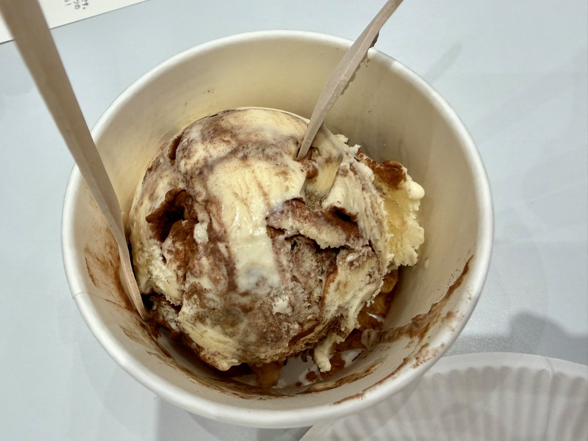 ぶらぶら歩いてたら、大丸神戸店に「コーヒーペアリングフェスティバル」という垂れ幕を見かけ、珍しい甘いものがありそう、と会場へ。

2,000円でチケット4枚と、ORIGAMIの可愛いオリジナルミニカップがもらえるという素敵イベントでした。
阿里山コーヒーGEISHA、おっいしい……！