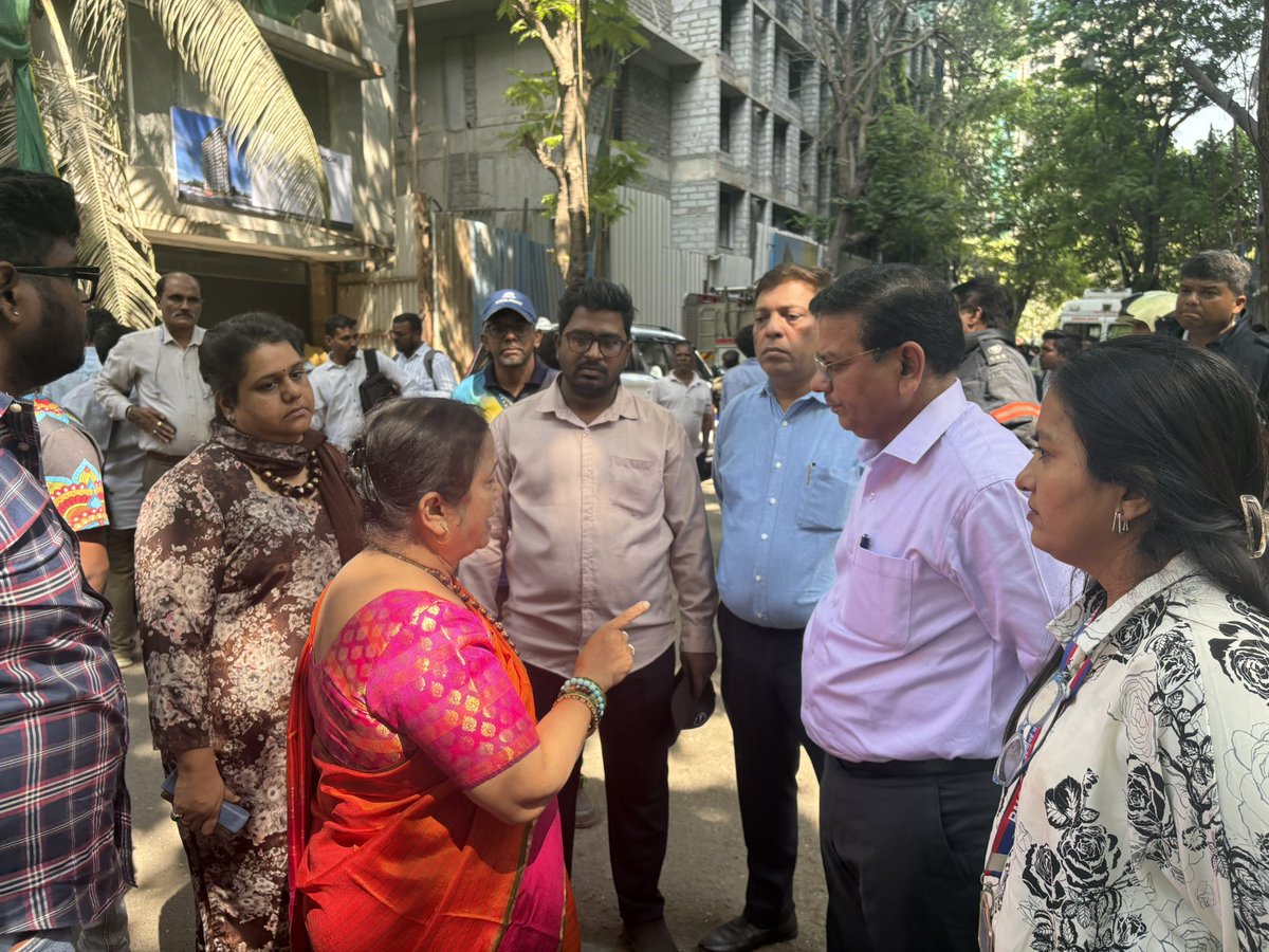 KishoriPednekar's tweet image. आज चेंबूर येथील बांधकाम सुरू असलेल्या इमारतीवर घडलेली दुर्घटना अत्यंत दुर्दैवी आहे. मी स्वतः घटनास्थळाला भेट देऊन परिस्थितीची पाहणी केली. 

#Chembur #ConstructionAccident #siteinspection