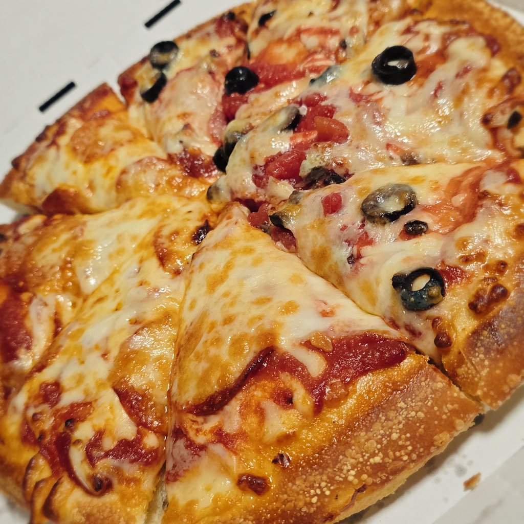 ハマってはならない食べ物ピザにハマってしまっており…限定が美味いとかではなくペパロニピザの美味さに気付いてしまい…チーズも増量でこれはデブる…