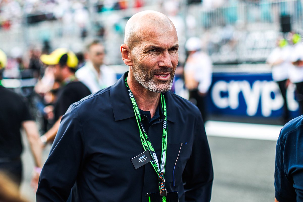 ActuFoot_'s tweet photo. 🚨 Zizou 🇫🇷 raconte son autre passion : 𝗟𝗔 𝗙𝗢𝗥𝗠𝗨𝗟𝗘 𝟭 🏎️. 🤩

« Je collectionnais les petites voitures miniatures de F1. 

J’adore la F1, les sports automobiles en général : 𝗖𝗘𝗦 𝗨𝗡𝗜𝗩𝗘𝗥𝗦 𝗠𝗘 𝗙𝗢𝗡𝗧 𝗥𝗘̂𝗩𝗘𝗥 ! 𝗖’𝗘𝗦𝗧 𝗣𝗔𝗦𝗦𝗜𝗢𝗡𝗡𝗔𝗡𝗧.

J'aime les belles voitures, la vitesse sur circuit. 𝗠𝗮𝗶𝘀 𝗷𝗲 𝗻'𝗮𝗶 𝗷𝗮𝗺𝗮𝗶𝘀 𝗲𝘂 𝗹'𝗼𝗰𝗰𝗮𝘀𝗶𝗼𝗻 𝗱𝗲 𝗽𝗶𝗹𝗼𝘁𝗲𝗿 𝘂𝗻𝗲 𝗙𝟭... 𝗷𝗲 𝗻𝗲 𝗿𝗲𝗻𝘁𝗿𝗲 𝗽𝗮𝘀 𝗱𝗲𝗱𝗮𝗻𝘀. 😭

J'ai déjà fait de la Formule 3000. J'ai également fait du karting et une course, justement à Madrid, avec Pierre et Esteban. 🇫🇷😁 […]

Ayrton Senna 🇧🇷 c’était 𝗠𝗢𝗡 𝗜𝗗𝗢𝗟𝗘 𝗗𝗘 𝗝𝗘𝗨𝗡𝗘𝗦𝗦𝗘. Je me souviens du jour de sa mort, j’étais à Bordeaux devant la télé de mon appartement… 🥹

𝗖𝗲 𝗴𝗮𝗿𝘀 𝗲́𝘁𝗮𝗶𝘁 𝗵𝗮𝗯𝗶𝘁𝗲́, habité par son sport. Il faisait tout à l'instinct, ne calculait jamais dans sa conduite. Il prenait des risques. Il fonçait. Il fallait arriver premier !

Je le trouvais beau, plus qu'élégant, charismatique. Une gravure. Quand il prenait la parole, il avait aussi la classe. C'était juste. Il savait ce qu'il disait, pourquoi, comment. 🤩 »

🎙️ @lequipe