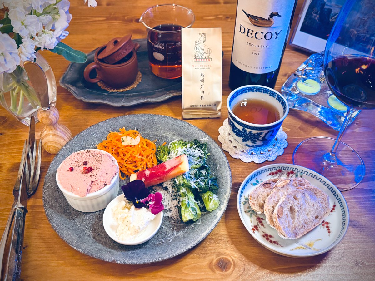 茶樓雨香/馬頭岩　肉桂　中火 2025
DECOY RED BLEND（2022）

果実味溢れるソノマカウンティの赤、ふっくらとしたうまみの肉桂、キャロットラペ、菜の花のエチュベ、レバーペースト、ブルサン、胡桃とアーモンドのカンパーニュ
私たちは楽しくいこうね