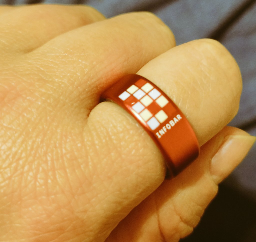 soleil36fleur's tweet photo. #auDesignproject
ついに待ちに待ったINFOBARの活動量計リング💍ゲット
初代ガラケーINFOBAR大好きでまだ持ってるし、深澤さんのデザイン大好き。
中指にしようかなとか迷ってたけど、薬指に指輪する場合(願望💚🕊️)、当たらない指で邪魔にならないなら、人差し指一択だった
使い勝手もかなり満足。 https://t.co/8G2RovERFL