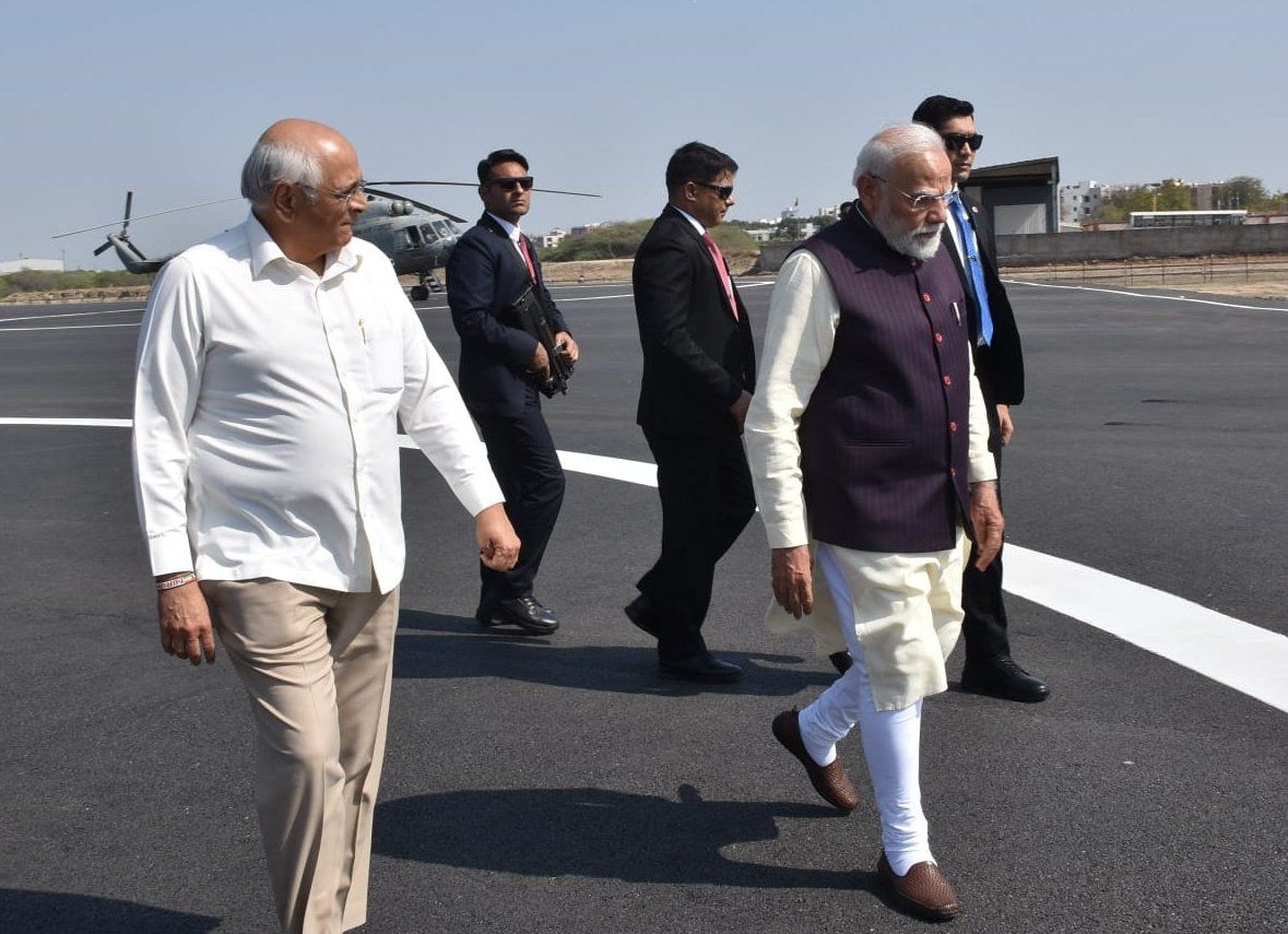 ikaushikvekaria's tweet photo. વતનની ગૌરવભૂમિ પર પધારેલા ભારતના માનનીય પ્રધાનમંત્રી શ્રી @narendramodi સાહેબનું સરદાર વલ્લભભાઈ પટેલ આંતરરાષ્ટ્રીય વિમાનમથક, અમદાવાદ ખાતે માનનીય રાજ્યપાલ શ્રી @ADevvrat  જી, કેબિનેટ મંત્રી શ્રી @jitu_vaghani જી અને મેયર શ્રીમતી પ્રતિભાબેન જૈન સહિત મહાનુભાવો દ્વારા ઉષ્માભર્યું અને ગૌરવપૂર્ણ સ્વાગત કરવામાં આવ્યું.