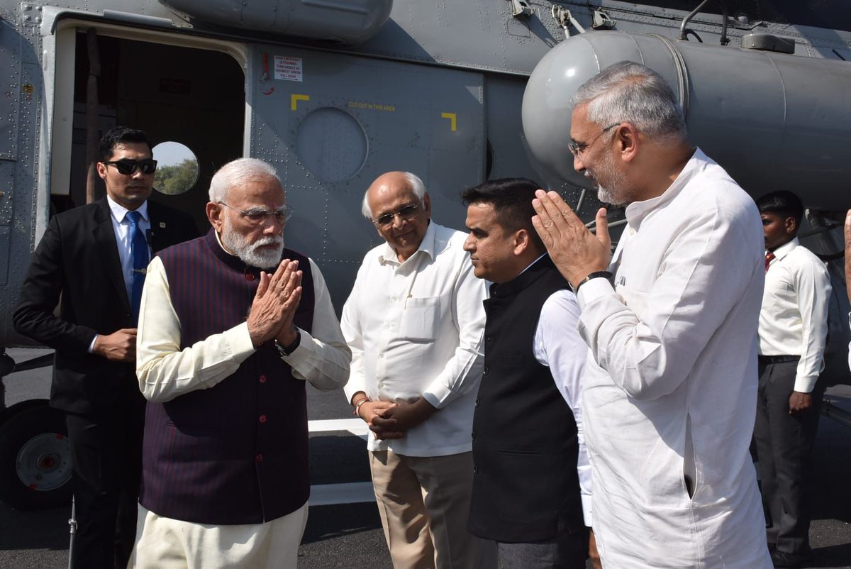 ikaushikvekaria's tweet photo. વતનની ગૌરવભૂમિ પર પધારેલા ભારતના માનનીય પ્રધાનમંત્રી શ્રી @narendramodi સાહેબનું સરદાર વલ્લભભાઈ પટેલ આંતરરાષ્ટ્રીય વિમાનમથક, અમદાવાદ ખાતે માનનીય રાજ્યપાલ શ્રી @ADevvrat  જી, કેબિનેટ મંત્રી શ્રી @jitu_vaghani જી અને મેયર શ્રીમતી પ્રતિભાબેન જૈન સહિત મહાનુભાવો દ્વારા ઉષ્માભર્યું અને ગૌરવપૂર્ણ સ્વાગત કરવામાં આવ્યું.