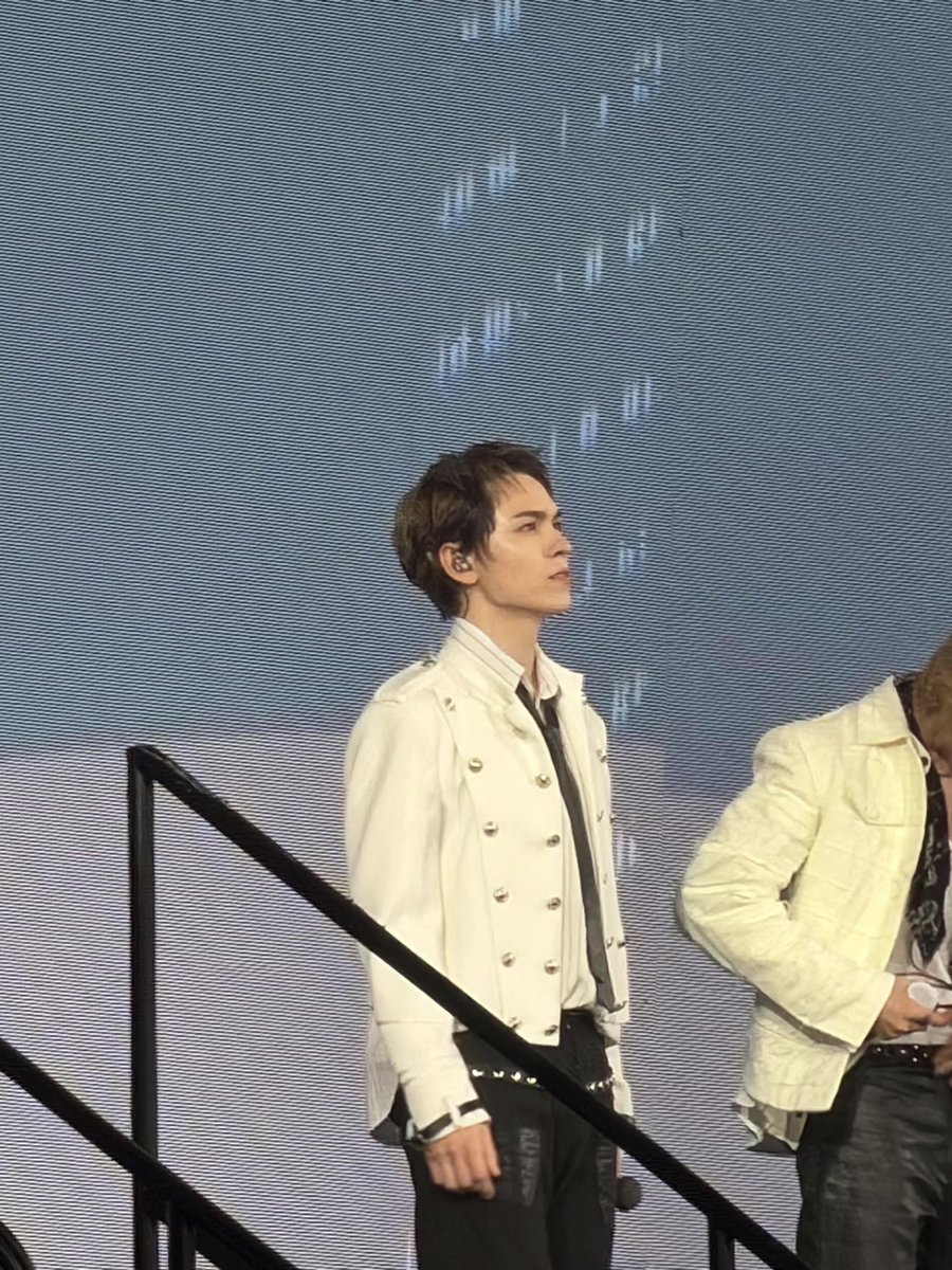 looks like vernon colored his hair and added some highlights OHMYLORD HE LOOKS SOOOOOO HANDSOME 😩🫠