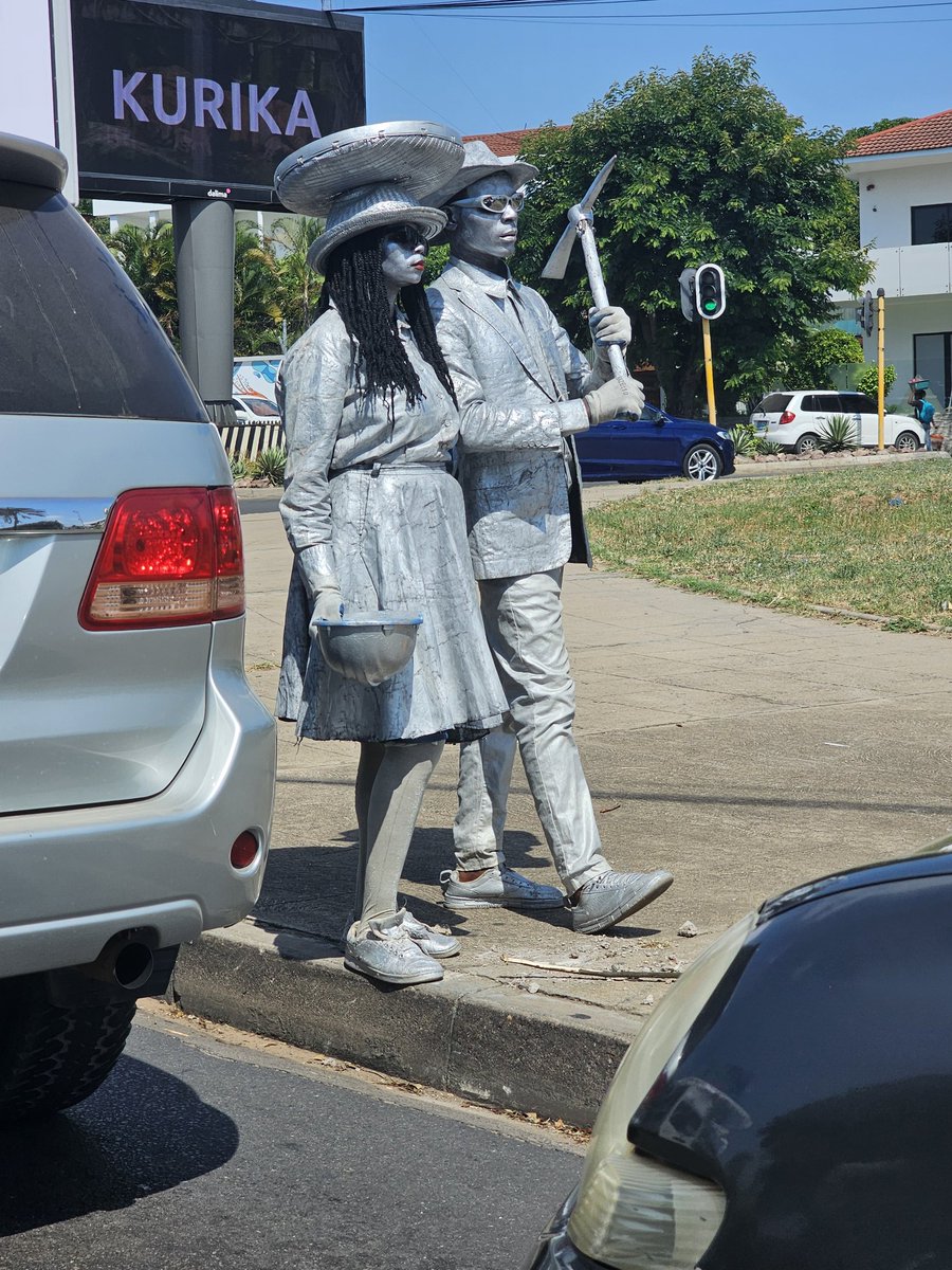 luisnhachote's tweet image. #Artistas #humans #estatuas

Aprecio-lhes a resiliencia no quotidiano. Ei-los, ali na praca do destacamento feminino , que se convecionou chamar "Maringue"