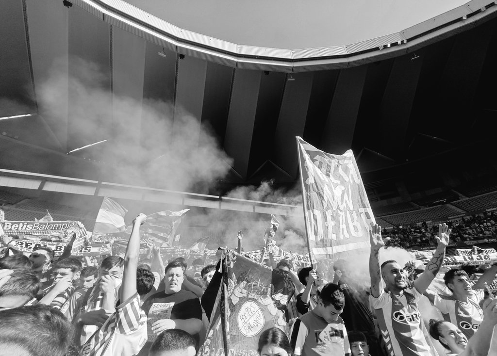 La hinchada más loca y grande de España y de Andalucía 💚⚔️

Calentando motores 💪🏼

#ElGranDerbi
#SevillaEsVerdiblanca
