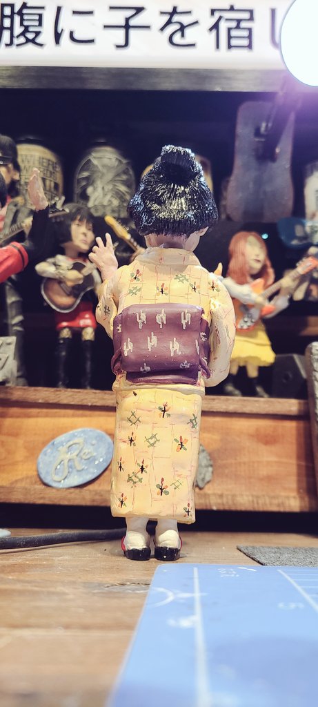 Positivewayway's tweet photo. #髙石あかり さん主演の　#ばけばけ　#おとき ちゃんのフィギュア完成。
可愛く出来たかと思いますが如何でしょうか？
着物の柄も筆塗りで頑張った。
着物のフィギュアも良いですね。
朝ドラも残す所あと1ヶ月。
来週からはミニおときちゃんと一緒に
ドラマ、カンショウ、シマス。
#石粉粘土 #粘土造形 https://t.co/ORAUoN5x2f
