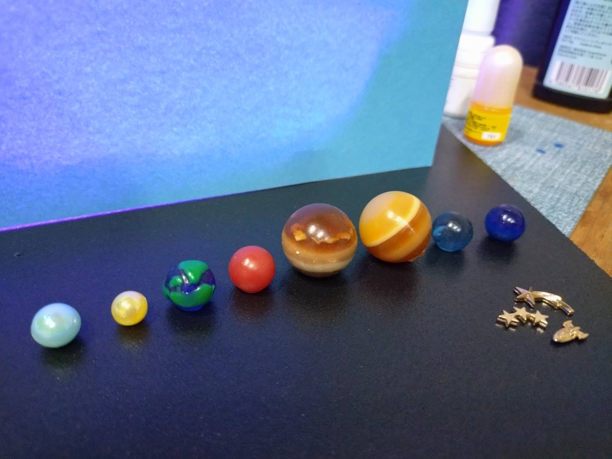 ABC_Ksaida's tweet photo. #手芸 紹介と言えばM子👼

レジン液で今回は惑星風の
アクセサリーを作りました🌏
中身が円形の型に適当に
着色したレジンを流し込み
じっくり赤外線を当てますと
綺麗な星々の出来上がり✨
パウチに包んで銀河爆誕😤
名づけるならそうですね・・・

M子78星雲でしょうか(笑) https://t.co/gVokjtfoWx