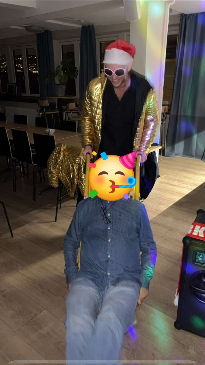 Et_smartere_liv's tweet photo. Når dagen starter med #Disasterpiece-masterpiece ⚡

I dag skal jeg:
1) Chile 🏖️
2) Rolig løpetur.
3) FESTE SOM EN GÆÆRN APE PÅ 100% TØYSE-FJASE-GÆÆRN-APE-FEST 💥🥳👯

Tror det her blir en bra dag.

NOBODY STOP ME! ⚡ 
I wanna slit your throat and fuck det wound!
Wanna dig inside, FIND A LITTLE BIT OF ME! 

Det er bare #Slipknot som er Slipknot. Tror i dag blir en bra dag, ja.