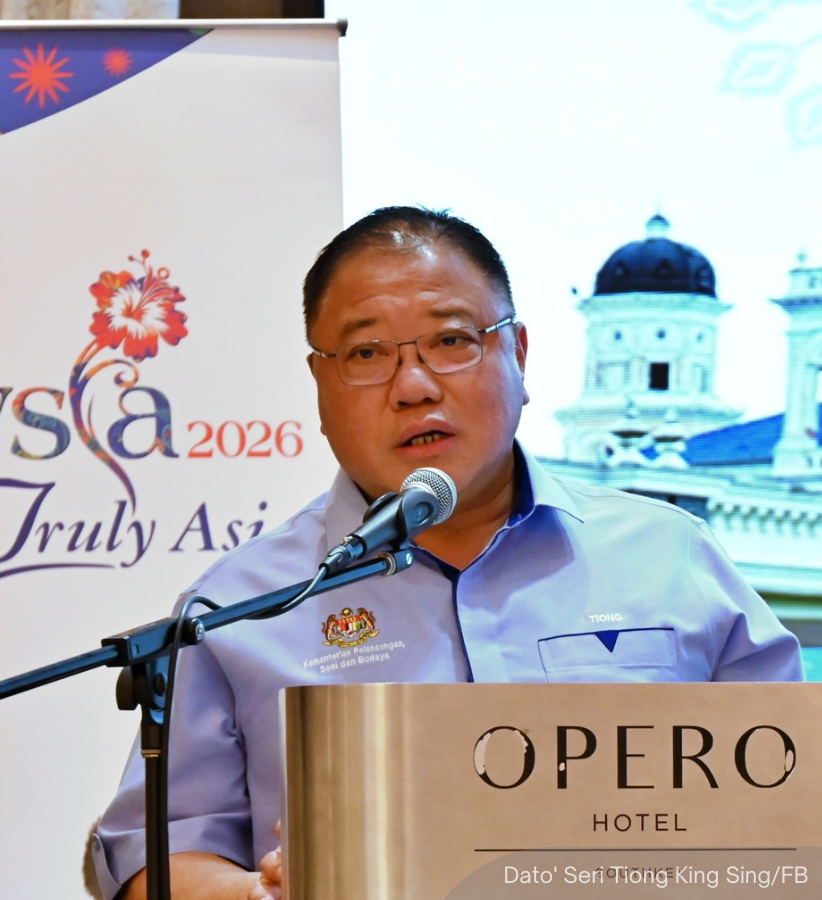 NewsBFM's tweet photo. Hotel operators have been urged to offer tourists a minimum 23-hour stay as a strategy to promote Visit Malaysia Year 2026.

"Contohnya masuk 2 petang, keluar 1 petang. Inisiatif ini bertujuan meningkatkan nilai untuk wang," said MOTAC Minister Tiong King Sing. https://t.co/pFEN8BmjOo