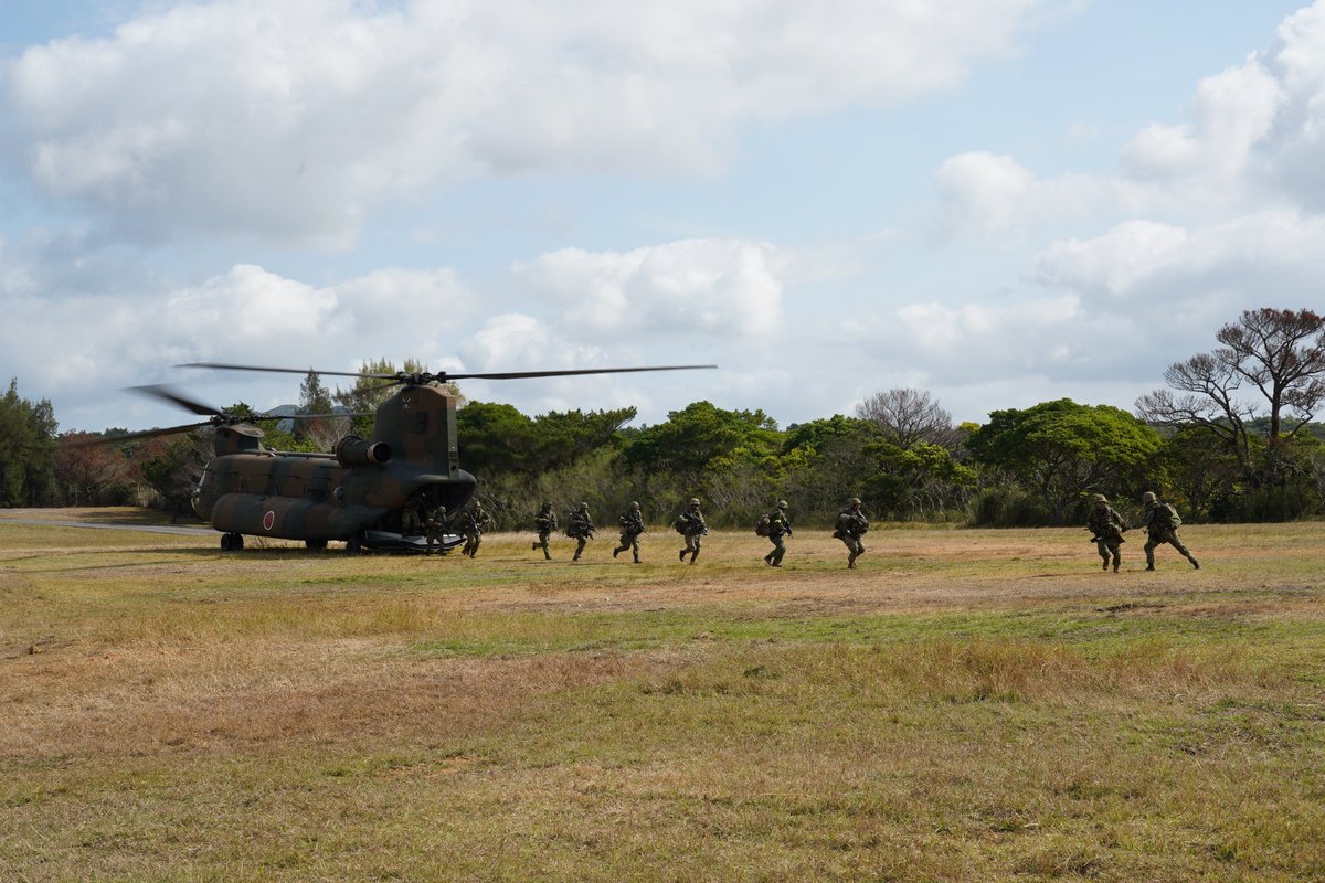 jgsdf_gcc_ardb's tweet photo. 【IF26 ⑤】
#ARDB and ⅢMEF are conducting Exercise #IF26. Pictures show the bilateral Helo-borne training. After landing by CH-47JA, ARDB soldiers and 31st MEU Marines started offensive movement and seized their objectives. https://t.co/PNFZaGBBzc