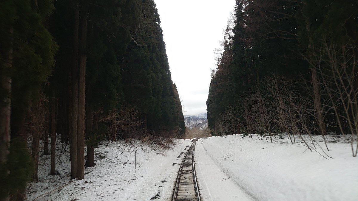 黒沢尻で東北ｼﾝｶﾝｾﾝからか横黒線に乗り換へしました

奥羽山脈を貫く２条のレール
これが見たかった😽
