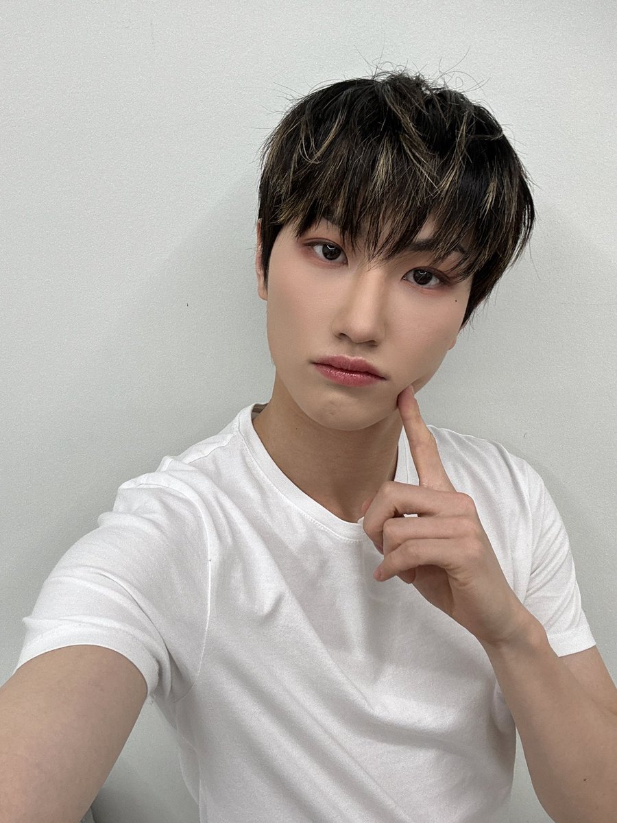 TNX_twt's tweet photo. 2월 마지막 밤, 좋은 주말 보내랑🤍

#TNX 
#최태훈 #TAEHUN https://t.co/sVegFTzSVR