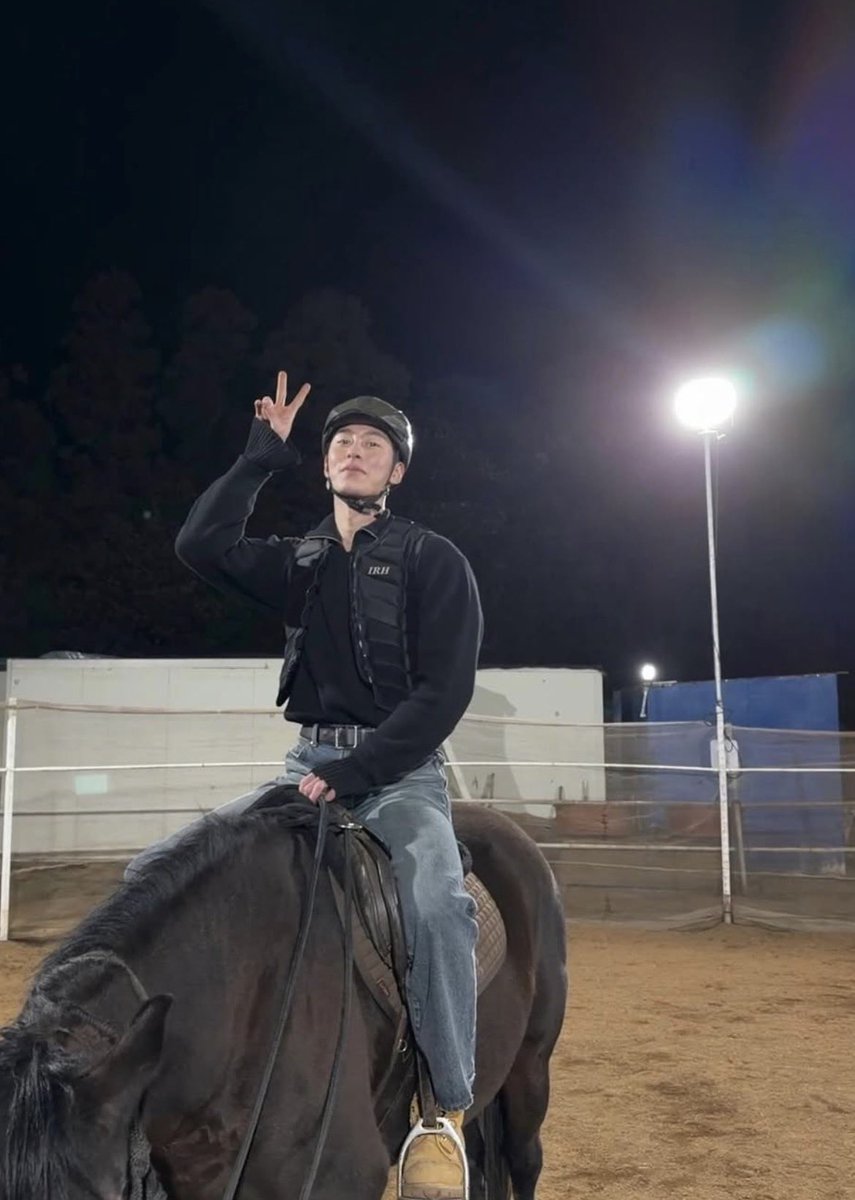 Jae Wook fazendo hipismo me deixou feliz... Relaxando, eu espero... 🥰🥰
#LeeJaeWook #이재욱