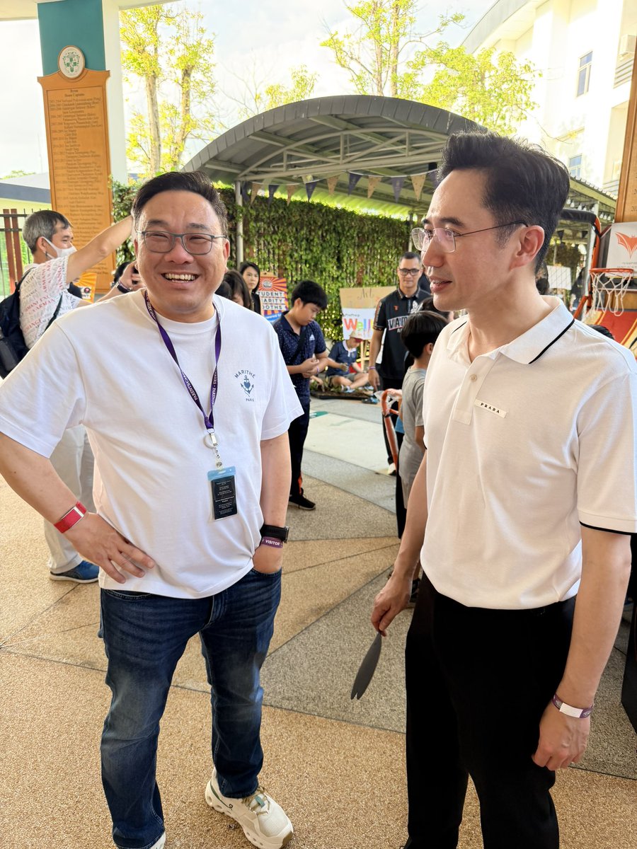 โลกกลมกว่าที่คิด 🤍
จากเพื่อนร่วมงานทางการเมืองในพรรคเดียวกัน
วันนี้มาเจอกันอีกครั้งในบทบาทคุณพ่อคุณแม่ ที่โรงเรียนของลูก ๆ ดีใจค่าาา

ทำงานก็เจอ ดูแลลูกก็ยังได้เจอกันอีก 
❤️ เติมเชน เติมหนิม 

<a href="/jamornvivat/">จุลพันธ์ อมรวิวัฒน์</a> <a href="/YodchananW/">Yodchanan Wongsawat</a>