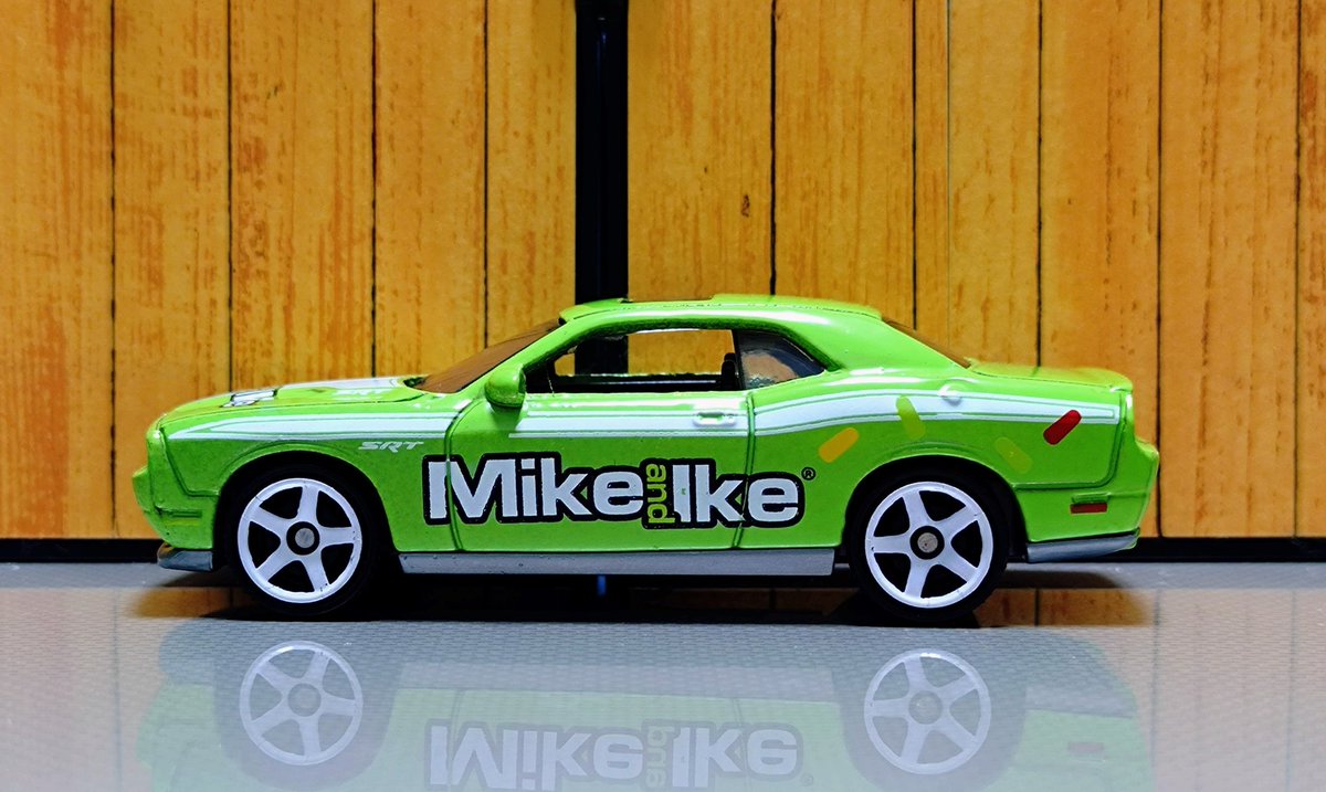 マッチボックス キャンディアソート の ダッジ チャレンジャー SRT8