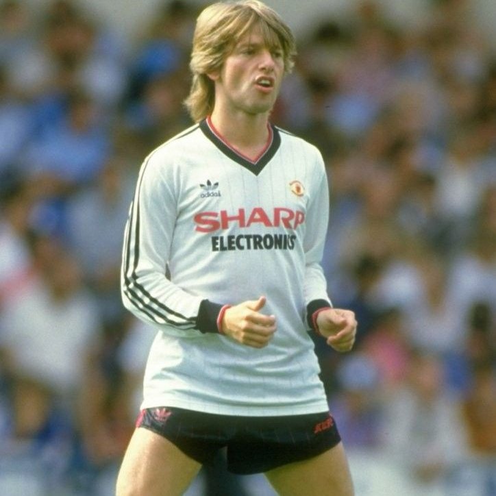 Happy Birthday to former #MUFC Winger Jesper Olsen #MUFC_FAMILY 🔴⚪️⚫️🇩🇰