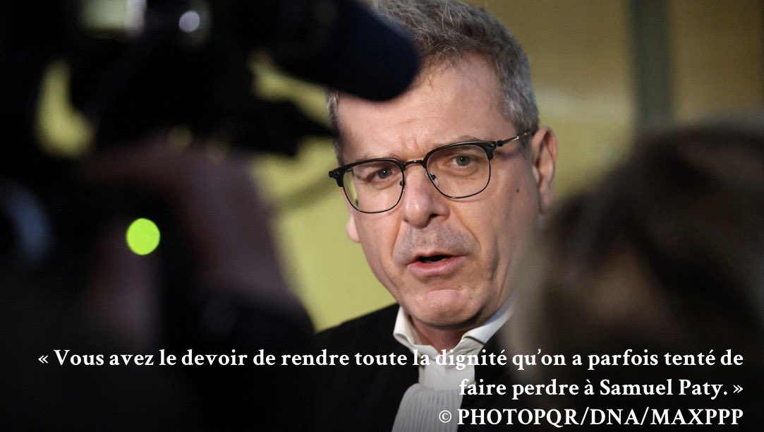 JLeFlochImad's tweet photo. 🔴 « Madame la présidente, les faits que vous jugez sont parmi les faits les plus graves commis sur le territoire français depuis les dernières décennies. Il s’agit de l’application littérale de la charia sur le territoire français.

Ces faits sont politiques par nature. Vous êtes une juridiction spécialement composée en matière de terrorisme ; le terrorisme est un moyen d’action politique vieux comme l’organisation des sociétés, que toutes les idéologies ont utilisées. […] Ils s’inscrivent par nature dans une logique politique et il faudrait être hémiplégique pour dissocier ces faits de leur contexte.

La meilleure preuve de l’impact politique de la décapitation de Samuel Paty est que l’expression « on va te faire une Paty » est entrée dans le langage commun pour une certaine catégorie de la population. Un agent DGSI vous l’a expliqué : Anzorov est un héros dans la jihadosphère, il est le Mohammed Merah des années 2020.

Alors qui nous regarde ? Les services de l’État qui luttent contre ce fléau ; les islamistes français attentifs à ce qui se passe chez nous et à la façon dont s’organisent les procédures qui les visent. Ils ont des oreilles jusque dans les salles d’audience, on nous l’a dit, on le sait.

Et puis il y a les profs. Tous sont venus vous dire : L’école vous regarde, et vous écoutera lundi soir lors du verdict. Madame Alazard vous a parlé de la peur des collègues et a dit que ces attaques pouvaient arriver « partout ». […]

Dans la France de 2026, Monsieur Sefrioui estime qu’il peut être audible en venant dire que ce qui lui est reproché, c’est d’avoir réagi à une provocation. Le fait même qu’un islamiste accusé de tels faits puisse s’adresser à une partie de l’opinion publique en pensant qu’elle adhérera est gravissime.

Ce faisant, Sefrioui se place en martyr de la cause. Il veut être un martyr islamiste de la prétendue France islamophobe qu’incarnait une nouvelle condamnation. Il prépare la suite. C’est terrifiant. Et c’est à vous, juges, de répondre par le droit. Nous avons un État de droit. Et c’est une force, pas une faiblesse ! Notre Constitution, nos lois permettent de lutter. Mais en plus des textes, il faut une force d’âme à ceux qui les appliquent !

Samuel Paty a été tué parce qu’il enseignait la République, sa laïcité et sa liberté d’expression. Ces valeurs, c’est à vous, juges, de les protéger, sans la naïveté que d’autres espèrent de certains magistrats.

Vous ne serez pas naïfs ! Les islamistes ciblent l’école, l’université et le sport, car c’est là qu’on éduque les jeunes et qu’on leur apprend l’égalité homme-femme. Ceux qui pensent que Mickaëlle Paty et moi sommes des islamophobes n’ont rien compris : c’est tout l’inverse. Nous voulons que la République puisse arrimer à elle tous les jeunes, y compris bien sûr les jeunes musulmans, en leur disant de ne pas écouter les sirènes des radicaux, en leur expliquant : « Voilà le cadre de liberté posé par la République, c’est le creuset dans lequel nous allons pouvoir vivre ensemble en France ! »

C’est pour cela que des gens comme Chnina et Sefrioui détestent l’école. C’est parce qu’il l’enseignait qu’ils ont collé une cible sur Samuel Paty. Ils sont les doigts qui l’ont désigné à Anzorov. Vous avez le devoir de rendre toute la dignité qu’on a parfois tenté de faire perdre à Samuel Paty pendant ce procès. La tension qui y a régné, certaines méthodes de la défense, montrent que chacun a bien compris les enjeux. Et la Justice est en première ligne.

Je pourrais finir avec Confucius, qui disait qu’il faut répondre au bien par le bien et au mal par la justice. Mais je préfère vous rappeler ce que Mickaëlle Paty a dit à la barre : « Je veux montrer à mes fils de 12 ans qu’à la fin, ce ne sont pas les méchants qui gagnent ». »

Extrait de la magistrale plaidoirie de @MontbrialAvocat au procès Paty ! Merci à @EtienneCampion et à @MarianneleMag pour sa retranscription.

📎 https://t.co/hQES7b9Mbf