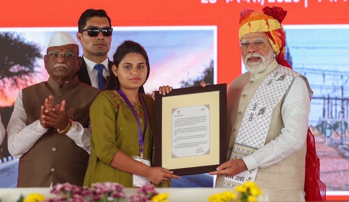 Iam_Rohit_G's tweet image. Israel is bombing Iran
America is Bombing Iran
Iran is Bombing Israel
Afghanistan is bombing Pakistan 
Iran is bombing Saudi, UAE and Bahrain
Pakistan is Bombing Kabul

MIDDLE EAST AND SOUTH ASIA IS UNDER WAR!!

Our Priest King is distributing Job Letters in Ajmer!!

India is