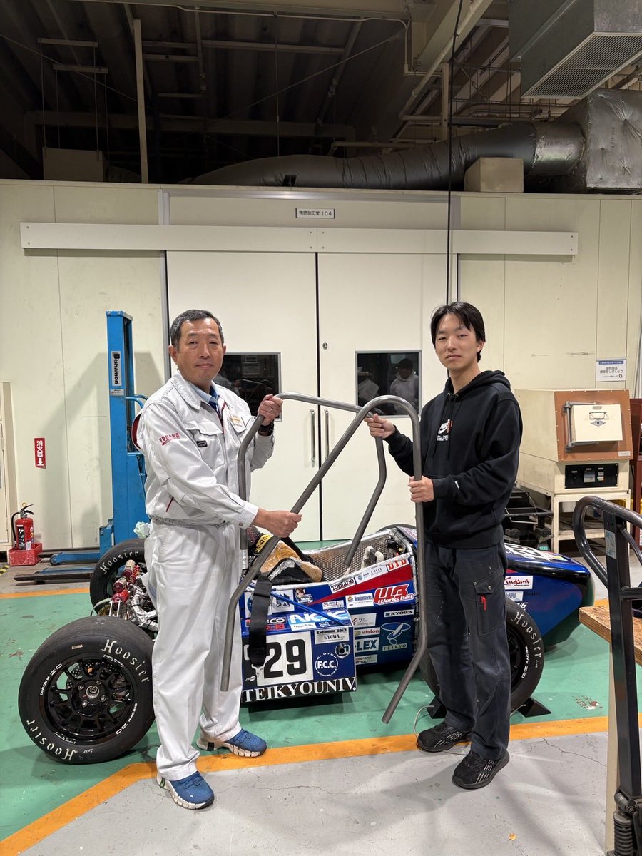 TFP_FSAE's tweet photo. 株式会社湯原製作所様にメインフープ、フロントフープの曲げ加工をしていただきました！

この2点はドライバーの安全に関わる重要な部品です。

ご支援いただき誠にありがとうございました‼︎

#学生フォーミュラ 
#帝京大学 https://t.co/kirE5qMoDE