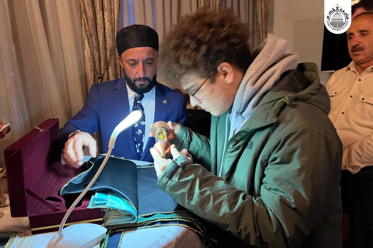 kudusunivakif's tweet photo. Vakıf binamızda, Ramazan’ın manevi iklimine yakışır müstesna bir buluşmaya daha hep birlikte şahitlik ettik. 🌙

Gerçekleştirilen Sakal-ı Şerif Teşrif Programı ile gönüllerimizi huzur, kalplerimizi muhabbet doldurdu. https://t.co/waShd4aimh