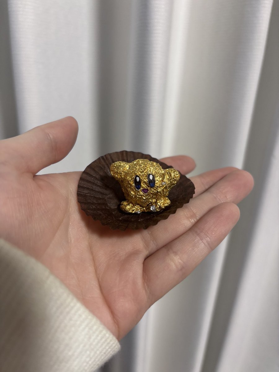 711_lot's tweet photo. フェレロ ロシェ というチョコレートの食べ終わった包み紙で、折り紙をしたり遊んだりする文化があると聞いたので！
カービィつくってみました🌟 https://t.co/VLmqyHyMX0