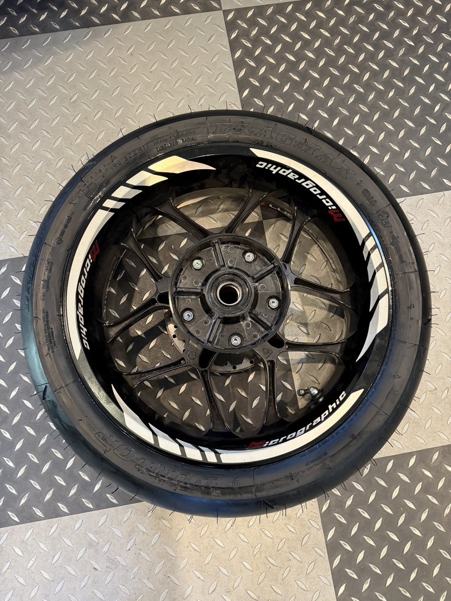 Nagaken8899's tweet photo. 本日はここに来ました🤩
Newタイヤに交換
#DRAGMAX
#クラスフォーエンジニアリング
#JDSTER #R1M https://t.co/n3Amw3mrqF