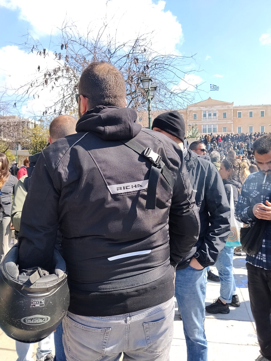 Μεσα;Εξω; tweet media