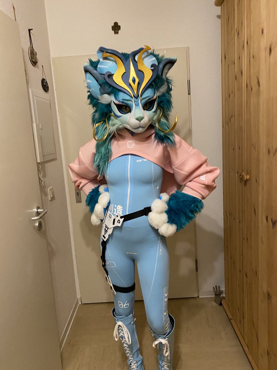 Wish you all a nice Weekend💙🌱🔥
#fursuit #cosplay