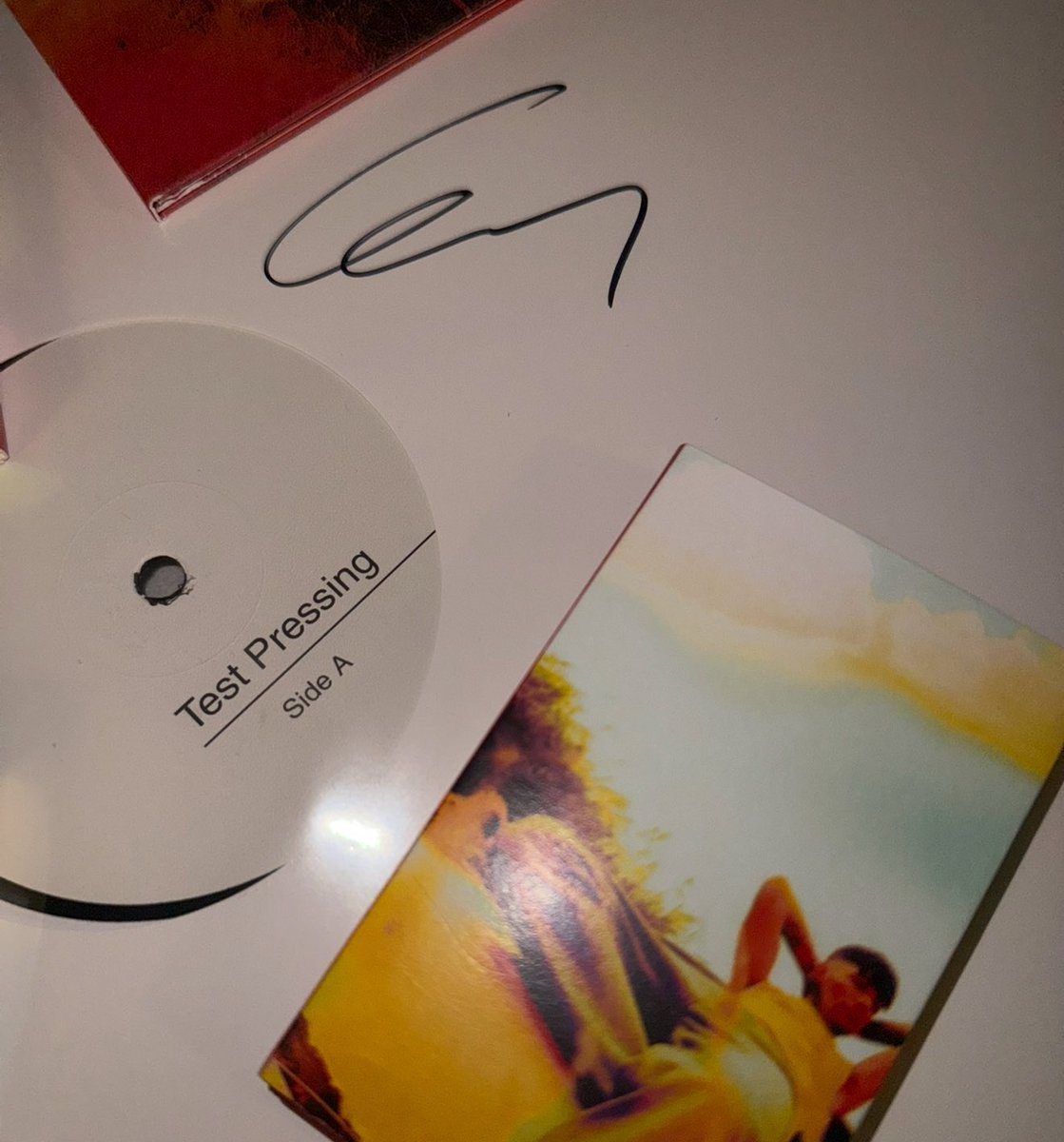 ProjectLOUIS07's tweet photo. Who did end up getting 1 of the 100 vinyl pressings from Louis? 

@Louis_Tomlinson @LTHQOfficial #LouisTomlinson #HowDidIGetHere #HDIGH #Fyp #ForYou #1D #OneDirection #Vinyl #Limited https://t.co/txVWk2JwHG