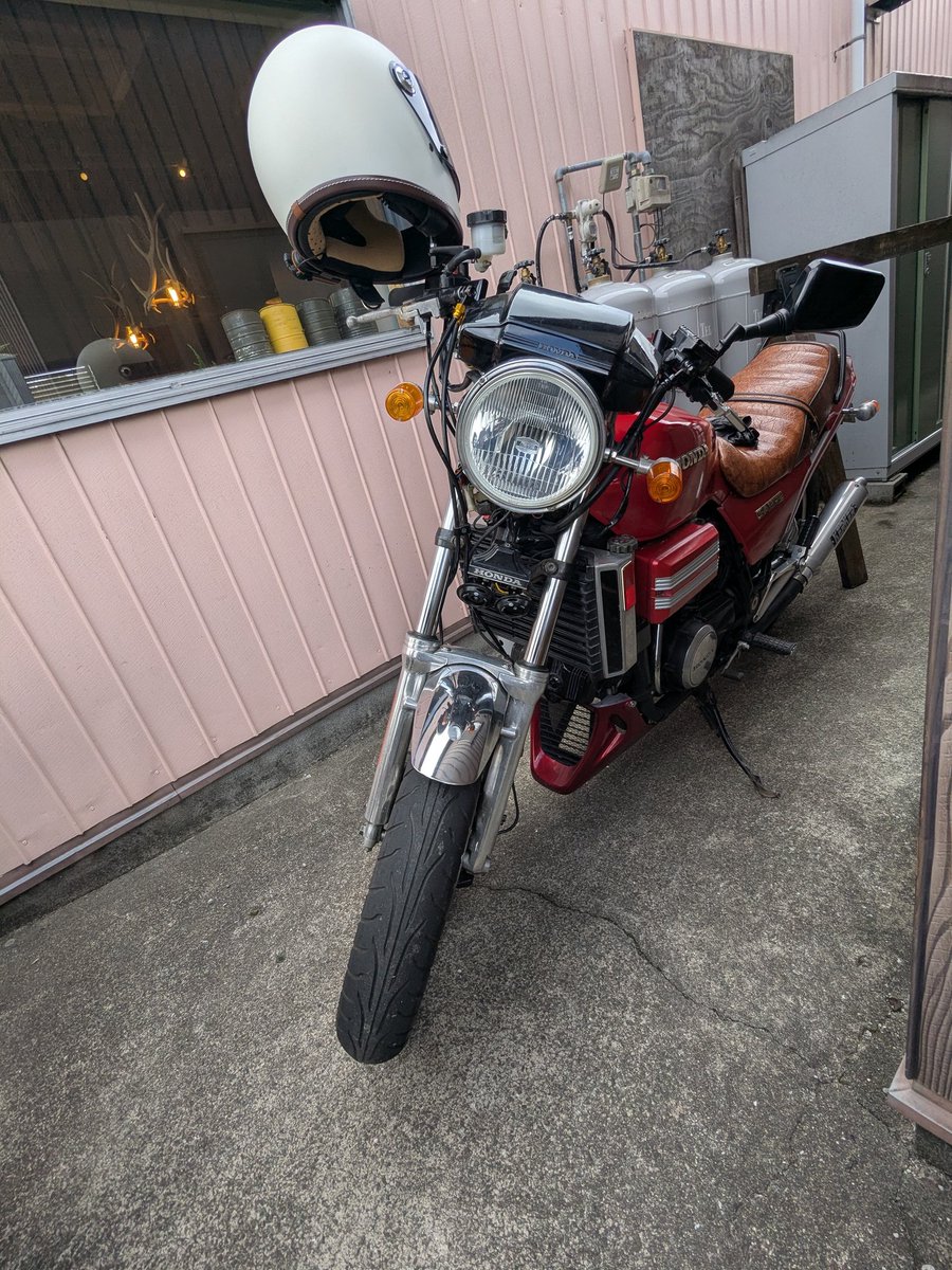 kom2base's tweet photo. ご家族様から自由時間をいただいたのでふらっと小一時間走ってハンバーガー屋へ

入店待ちしてたら一台の『？』なバイク・・・・よく見るとV4！

ホンダV4の長男、セイバーじゃないか

始めてみた

#VFR750F
#RC24
#インターセプター
#セイバー https://t.co/FjxM0pubkZ