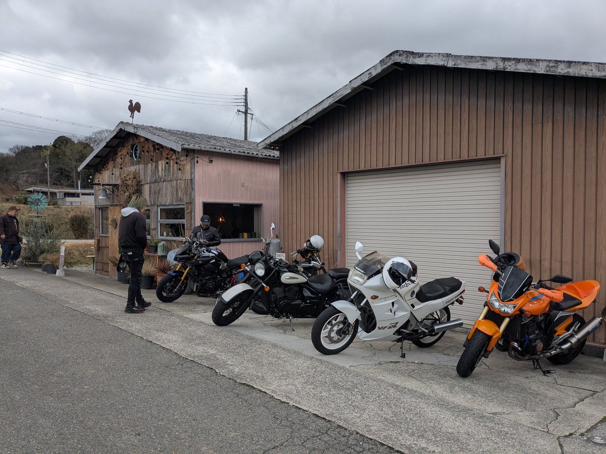 kom2base's tweet photo. ご家族様から自由時間をいただいたのでふらっと小一時間走ってハンバーガー屋へ

入店待ちしてたら一台の『？』なバイク・・・・よく見るとV4！

ホンダV4の長男、セイバーじゃないか

始めてみた

#VFR750F
#RC24
#インターセプター
#セイバー https://t.co/FjxM0pubkZ