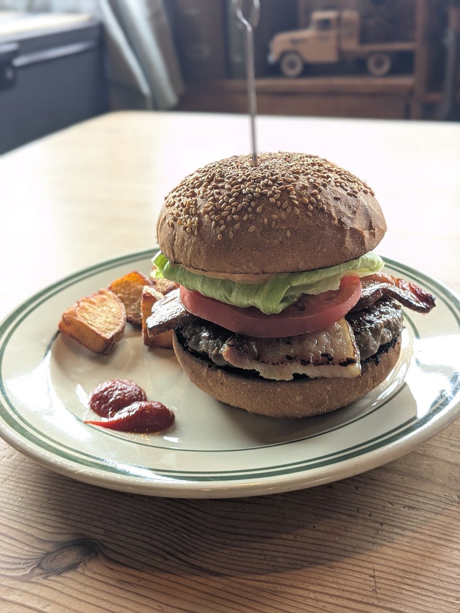 kom2base's tweet photo. ご家族様から自由時間をいただいたのでふらっと小一時間走ってハンバーガー屋へ

入店待ちしてたら一台の『？』なバイク・・・・よく見るとV4！

ホンダV4の長男、セイバーじゃないか

始めてみた

#VFR750F
#RC24
#インターセプター
#セイバー https://t.co/FjxM0pubkZ