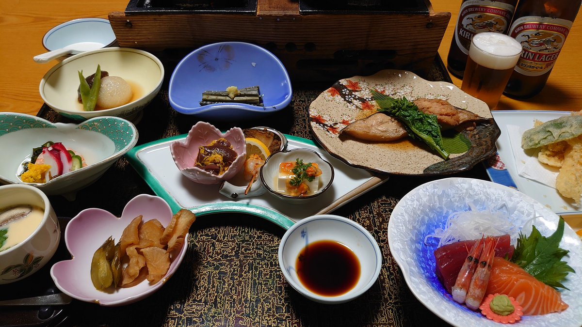 温泉旅館で部屋食😽
石鳥谷（南部杜氏）とか相野々（秋田山内杜氏）が近い地域でふ
当然このあと日本酒ににゃりまふ😽
お部屋で呑むのでこの後すぐｵﾌﾄｩﾝにinしても何も問題ありません😽