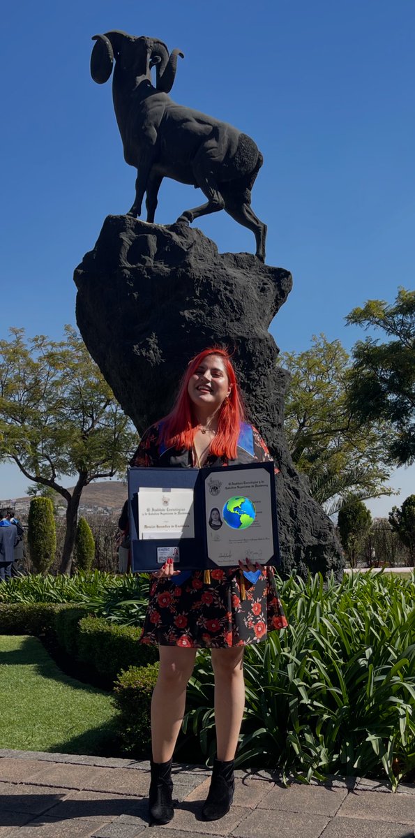 abixrb's tweet photo. graduada en una de las mejores unis con mención honorífica de excelencia y beca de talento, reconocida en grupos estudiantiles por fundar el primer grupo feminista en mi campus, chingona en todo y hasta la fecha y con pelos rosas, morados y naranjas, tatuada y perforada😘🤌 https://t.co/IC2Y0X6oiz