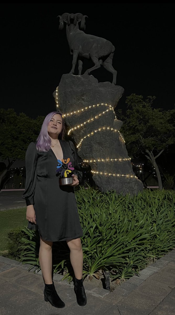 abixrb's tweet photo. graduada en una de las mejores unis con mención honorífica de excelencia y beca de talento, reconocida en grupos estudiantiles por fundar el primer grupo feminista en mi campus, chingona en todo y hasta la fecha y con pelos rosas, morados y naranjas, tatuada y perforada😘🤌 https://t.co/IC2Y0X6oiz