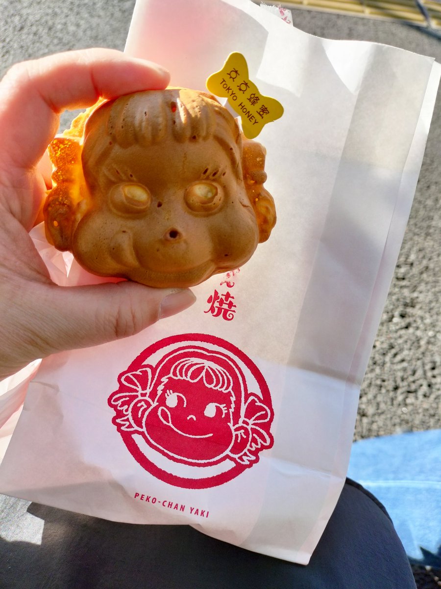 IUpIrZ8's tweet photo. その後連れに誘われてペコちゃん焼を食す。若干ホラー顔に見えるのは気のせいかしら…（笑） https://t.co/0FONYm2W0o