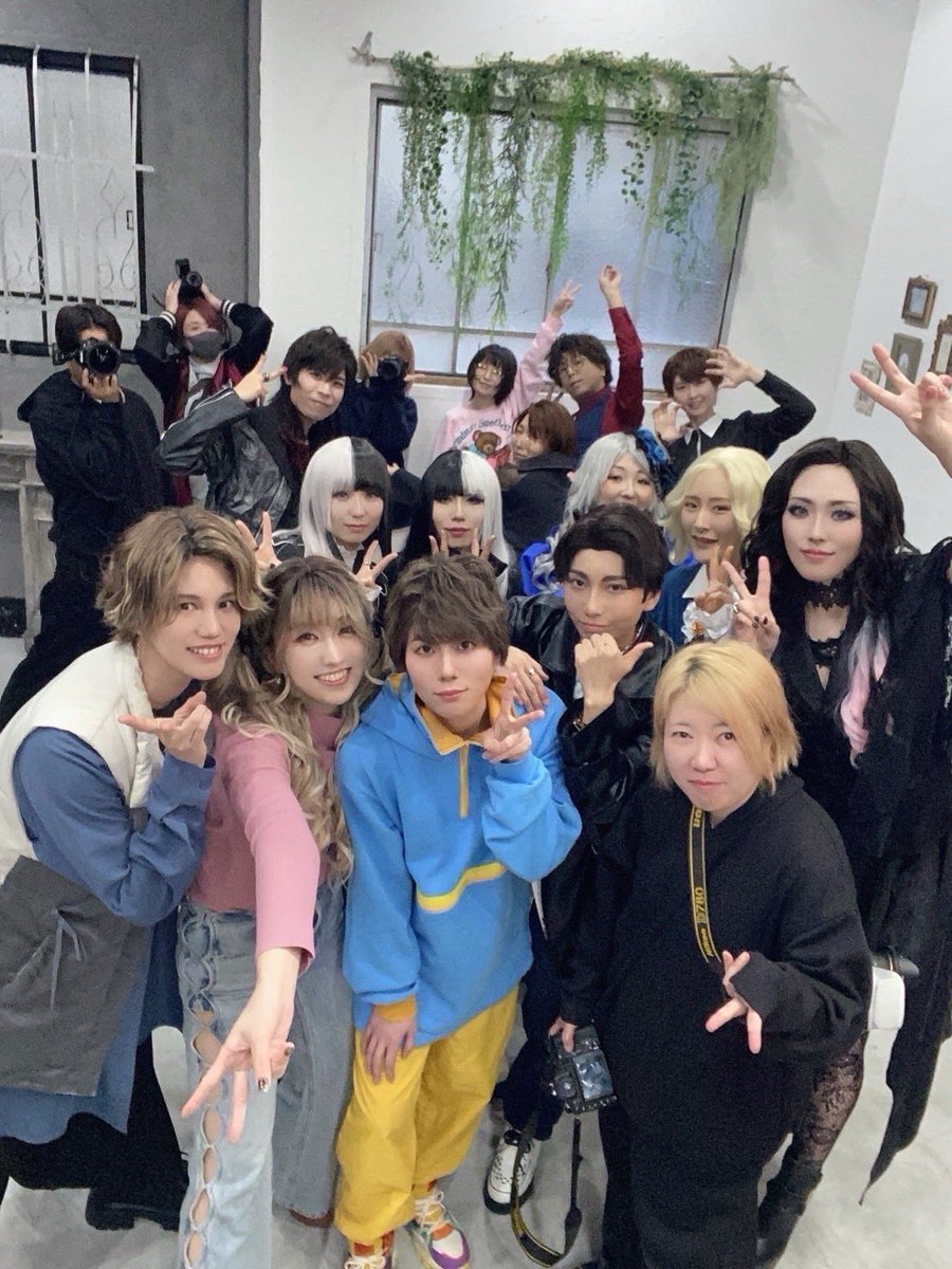 1mari_0629's tweet photo. ⚠️cosplay⚠️
やりたすぎた！併せ！できた！！！！
🍇 @mkcs01 
🍫 @satori0707 
🍮 @air_u_airu
🎀🩷 @key_y_y
👓🍪 @ryo_trip
😈 @Krihito_

👅❤️ @akiaki10932 
🦑🩷 @1mari_0629
🐍🧡@k_wwwww_n
🐺🤍@tama_xk01o
🐺🩵 @waaajuu

👑💙 @nyoro0413
🌂💙 @psychopoposke

#GABUCHOMP併せ https://t.co/g5x6PQk0WZ