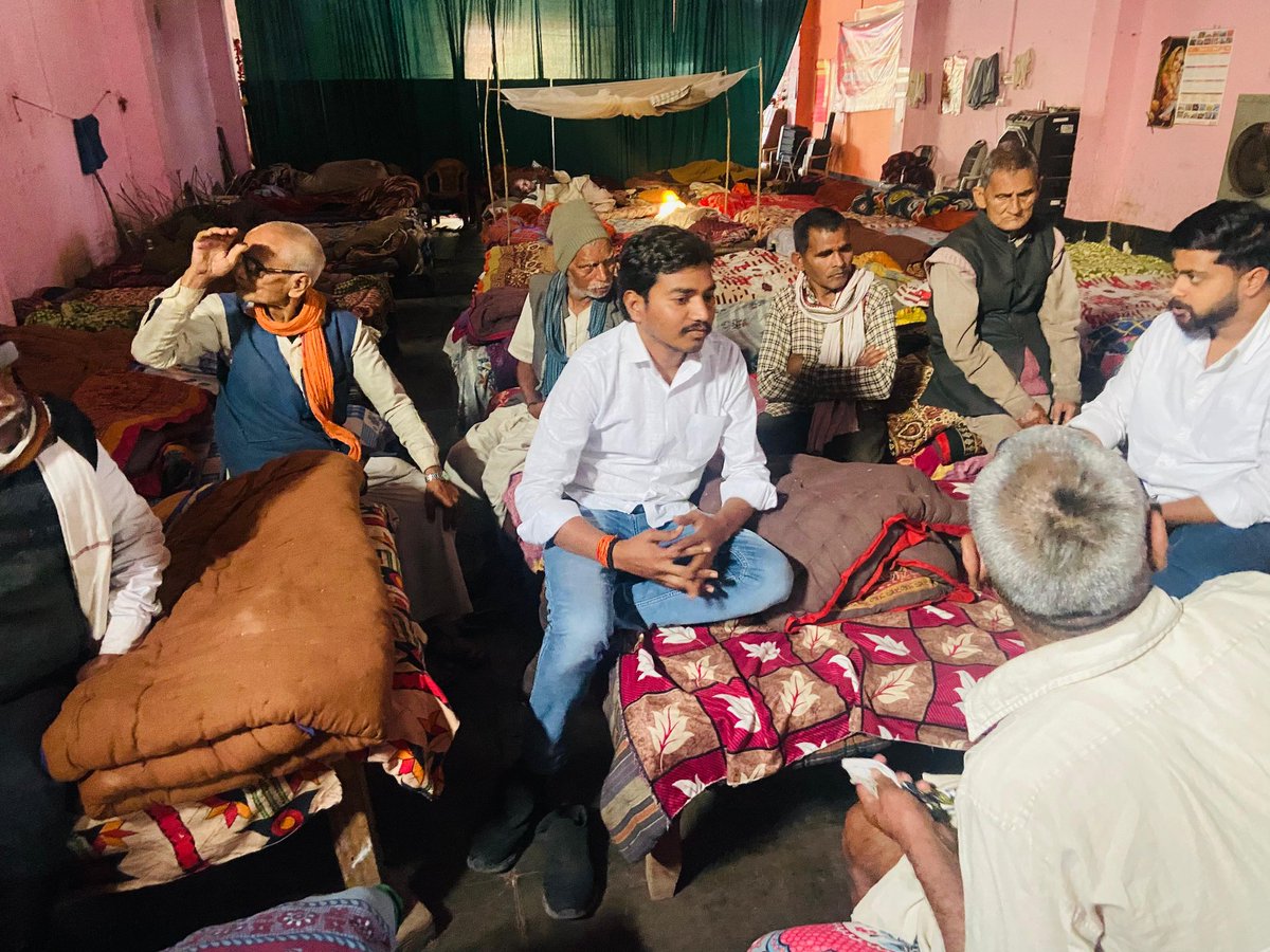 SFSawadh's tweet photo. #SfsAwadh

 सेवार्थ विद्यार्थी द्वारा सेवा प्रकल्प दर्शन के निमित्त अयोध्या पूरब के रामलला नगर में संचालित वृद्धाश्रम में भ्रमण किया गया तथा साथ ही वहां सूक्ष्म जलपान वितरित किया गया। https://t.co/btWs6puN4l