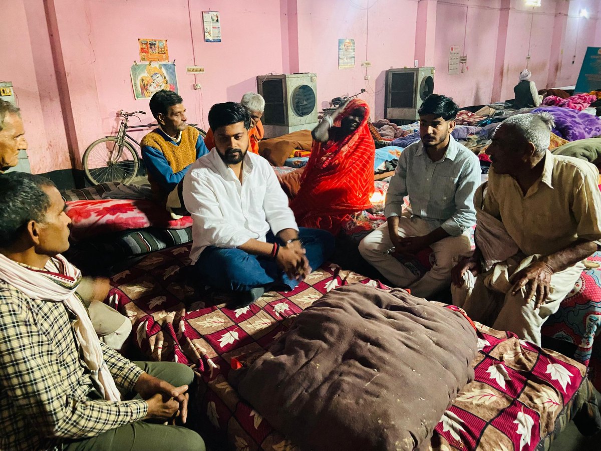 SFSawadh's tweet photo. #SfsAwadh

 सेवार्थ विद्यार्थी द्वारा सेवा प्रकल्प दर्शन के निमित्त अयोध्या पूरब के रामलला नगर में संचालित वृद्धाश्रम में भ्रमण किया गया तथा साथ ही वहां सूक्ष्म जलपान वितरित किया गया। https://t.co/btWs6puN4l
