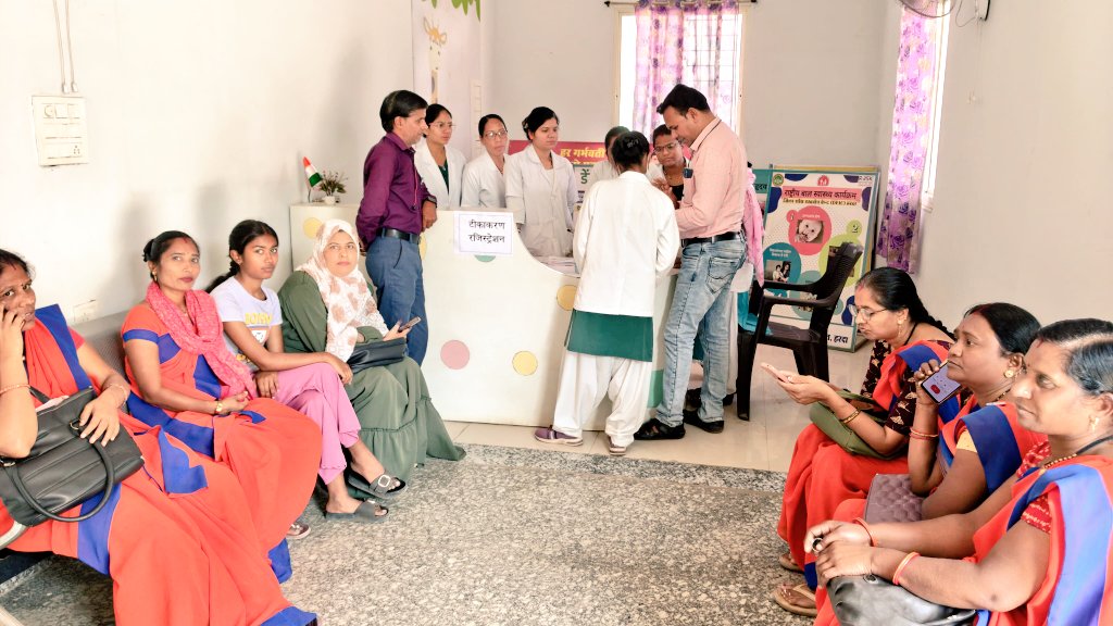 ➡️ सर्वाइकल केंसर से बचाव के लिए बेटियों को लगा एचपीवी वैक्सीन

➡️ सिंगल डोज से मिलेगी जानलेवा बीमारी से सुरक्षा

Read more: facebook.com/share/p/1DUvTJ…

#HPVVaccine #CervicalCancer
#SwasthNari #Harda #हरदा