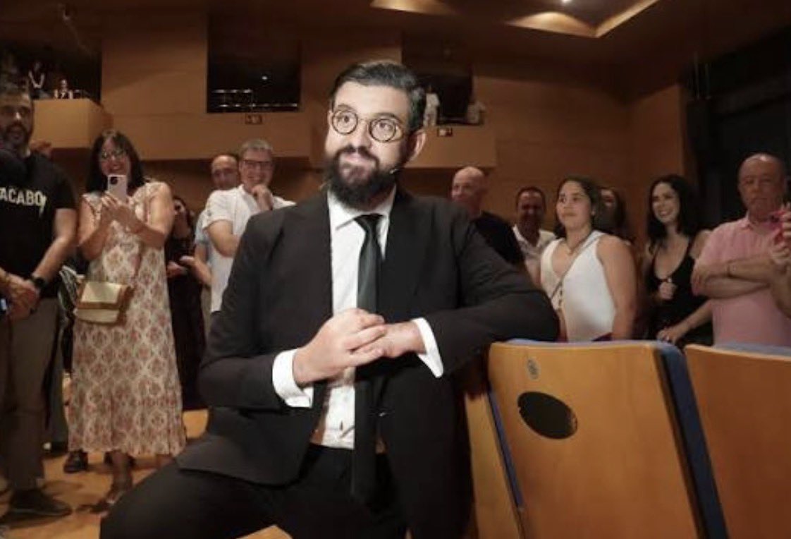 A este tío le hemos puesto una butaca en el Auditorio… hay que quitársela.