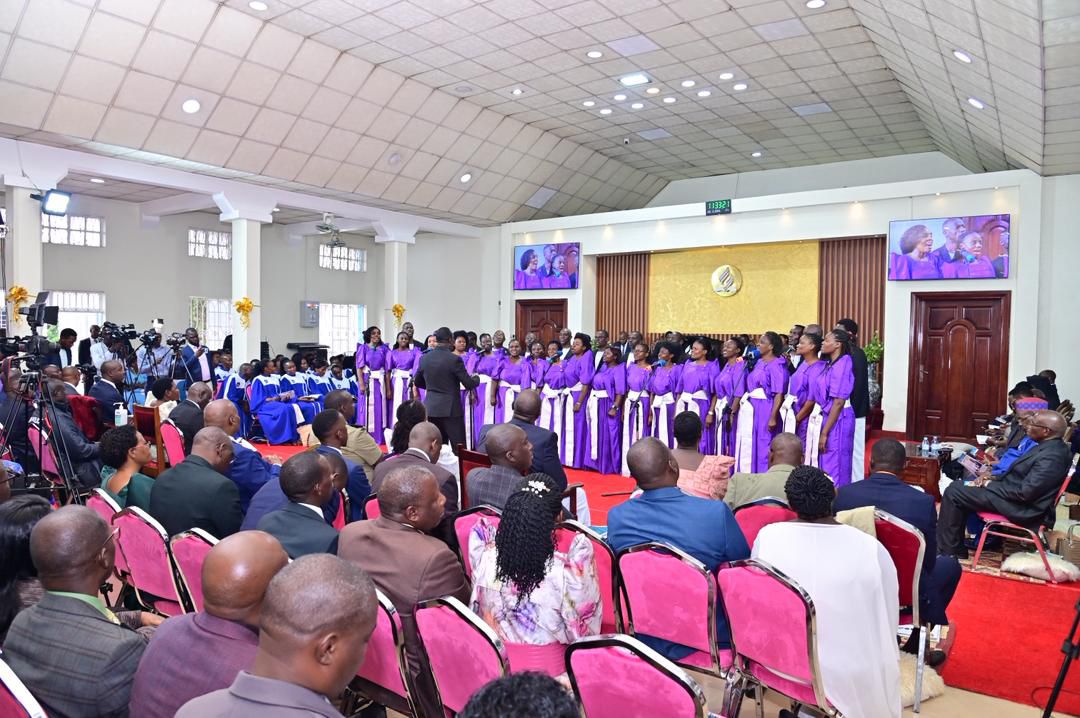bbstvug's tweet photo. Omukolo gw’okutuuza Ssaabalabirizi omuggya ow'Ekkanisa y'Abadiventi, Omusumba Samuel Kajoba gugenda mu maaso ku Kkanisa e Najjanankumbi.
 
Obwakabaka bukiikiriddwa Omumyuka Owookubiri owa Katikkiro Owek. @BobNsibirwa  ate amyuka Sipiika wa Palamenti, @Thomas_Tayebwa  yakiikiridde Omukulembeze w’Eggwanga. #Gambuuze #Ageesigika #BBSKATI