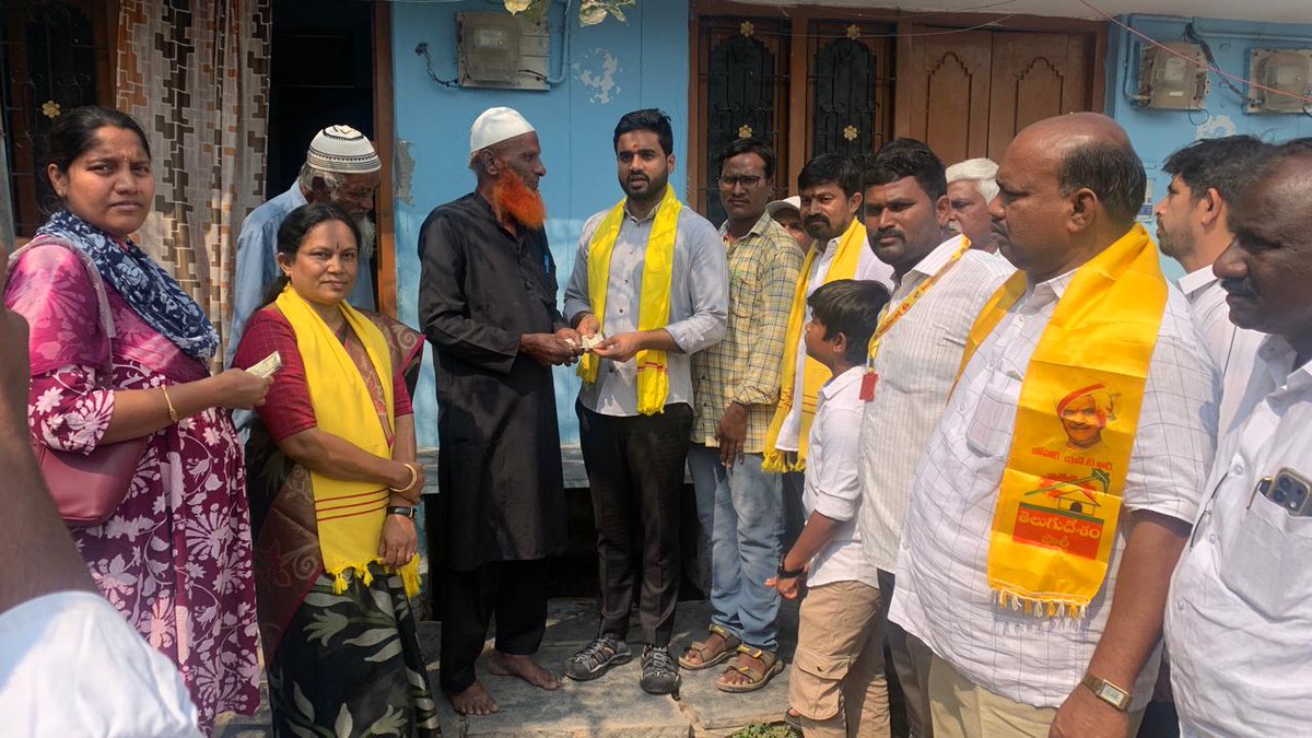 Gowru_charitha's tweet photo. మస్జీద్ లైన్ లలో ఎన్టీఆర్ భరోసా పింఛన్ల పంపిణీ కార్యక్రమం లో భాగంగా ఇంటింటికి వెళ్లి. లబ్ధిదారులకు పింఛన్లు అందజేసిన పాణ్యo నియోజకవర్గం యువ నాయకులు గౌరు జనార్దన్ రెడ్డి గారు.
#GowruJanardanReddy
#panyam
#NTRBharosaPensions
#PensionsPandugaInAP
#IdhiManchiPrabhutvam https://t.co/LnKEKFi5aM