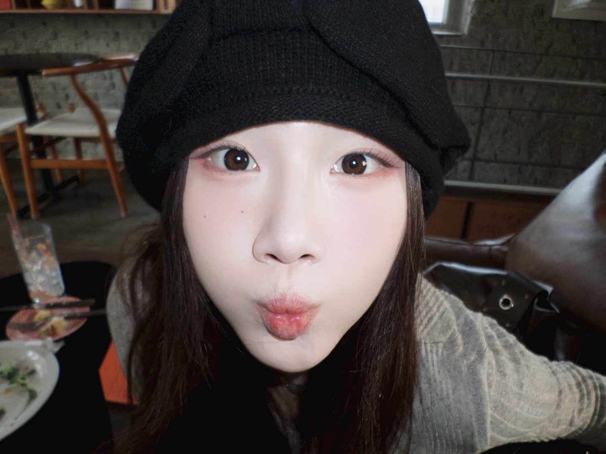 이번에 산 빈티지 카메라가 너무 맘에 들어서
당분간 제 얼굴을 자주 보게 될지도 모른다는 양해를