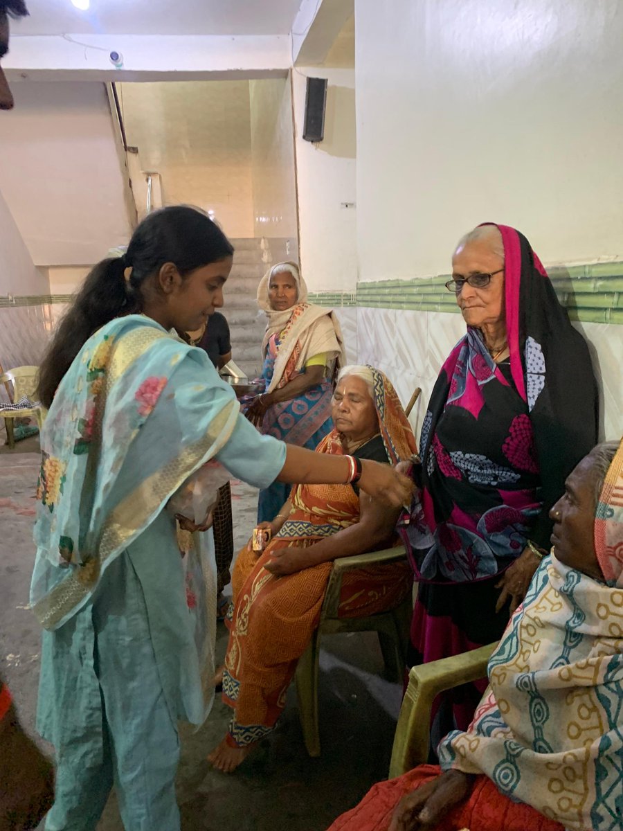 SFSawadh's tweet photo. #SfsAwadh

 सेवार्थ विद्यार्थी द्वारा सेवा प्रकल्प दर्शन के निमित्त अयोध्या पूरब के रामलला नगर में संचालित वृद्धाश्रम में भ्रमण किया गया तथा साथ ही वहां सूक्ष्म जलपान वितरित किया गया। https://t.co/eINPVGZbOQ